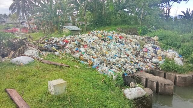 Penampakan sampah yang diduga ketinggiannya kurang lebih satu meter, foto/aiimnews.com/Ridwan Gomba