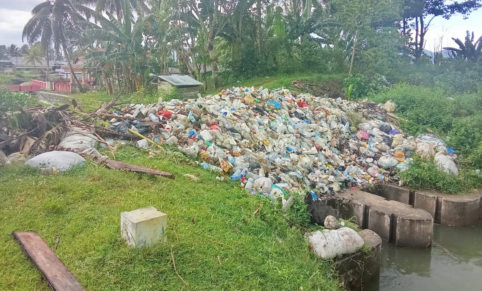 Penampakan sampah yang diduga ketinggiannya kurang lebih satu meter, foto/aiimnews.com/Ridwan Gomba