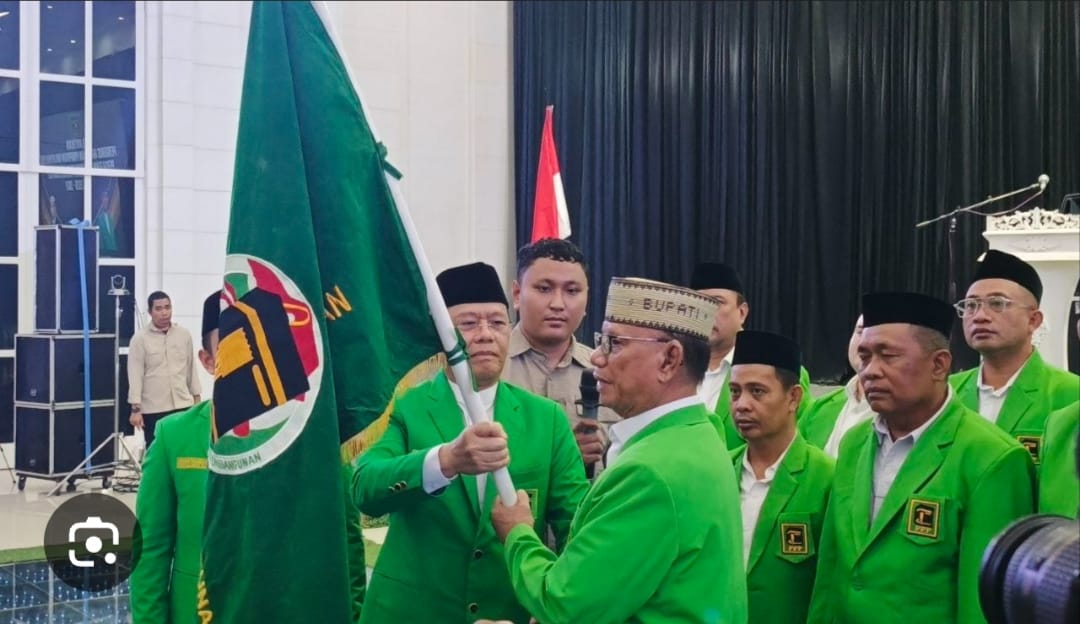 Penyerahan bendera PPP kepada Ketua DPW, Ismet Mile, foto/Ist