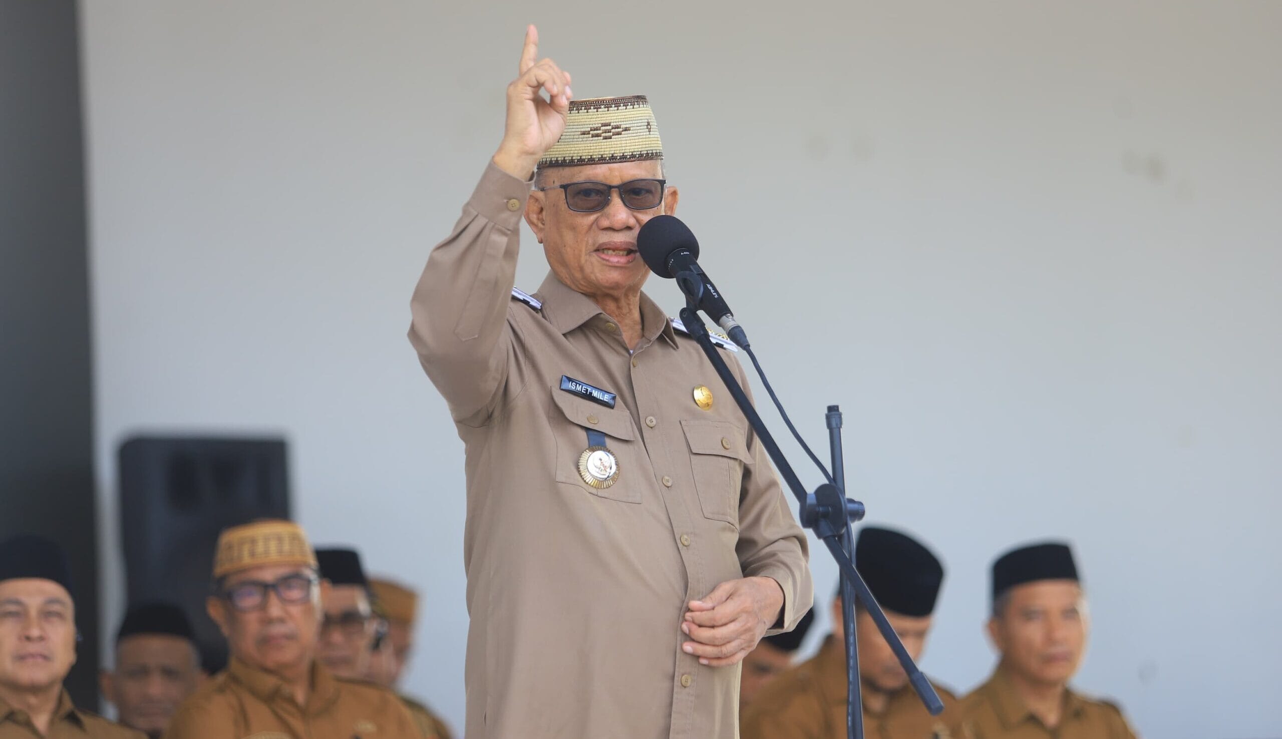 Bupati Ismet Mile saat sedang memberikan arahan kepada ASN di Lingkungan Pemkab Bone Bolango, foto/Ist