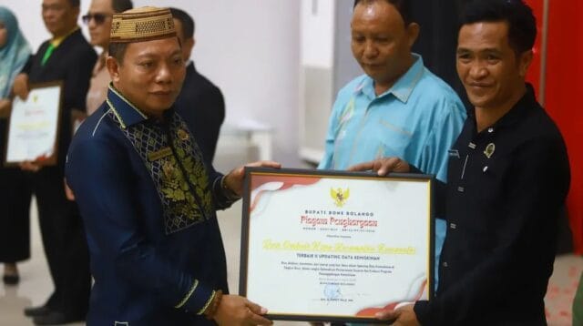 Penyerahan piagam penghargaan oleh Wakil Bupati, Risman Tolingguhu,foto/Istimewa