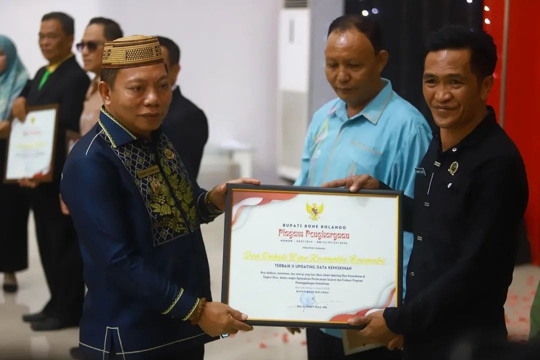 Penyerahan piagam penghargaan oleh Wakil Bupati, Risman Tolingguhu,foto/Istimewa