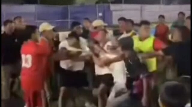 Kericuhan yang terjadi pada laga pertandingan sepak bola "Juragan Cup", foto/tangkapan layar video