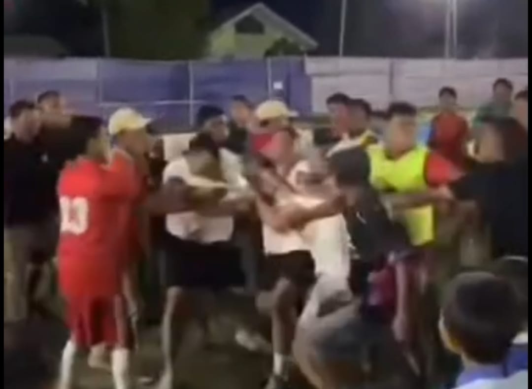 Kericuhan yang terjadi pada laga pertandingan sepak bola "Juragan Cup", foto/tangkapan layar video
