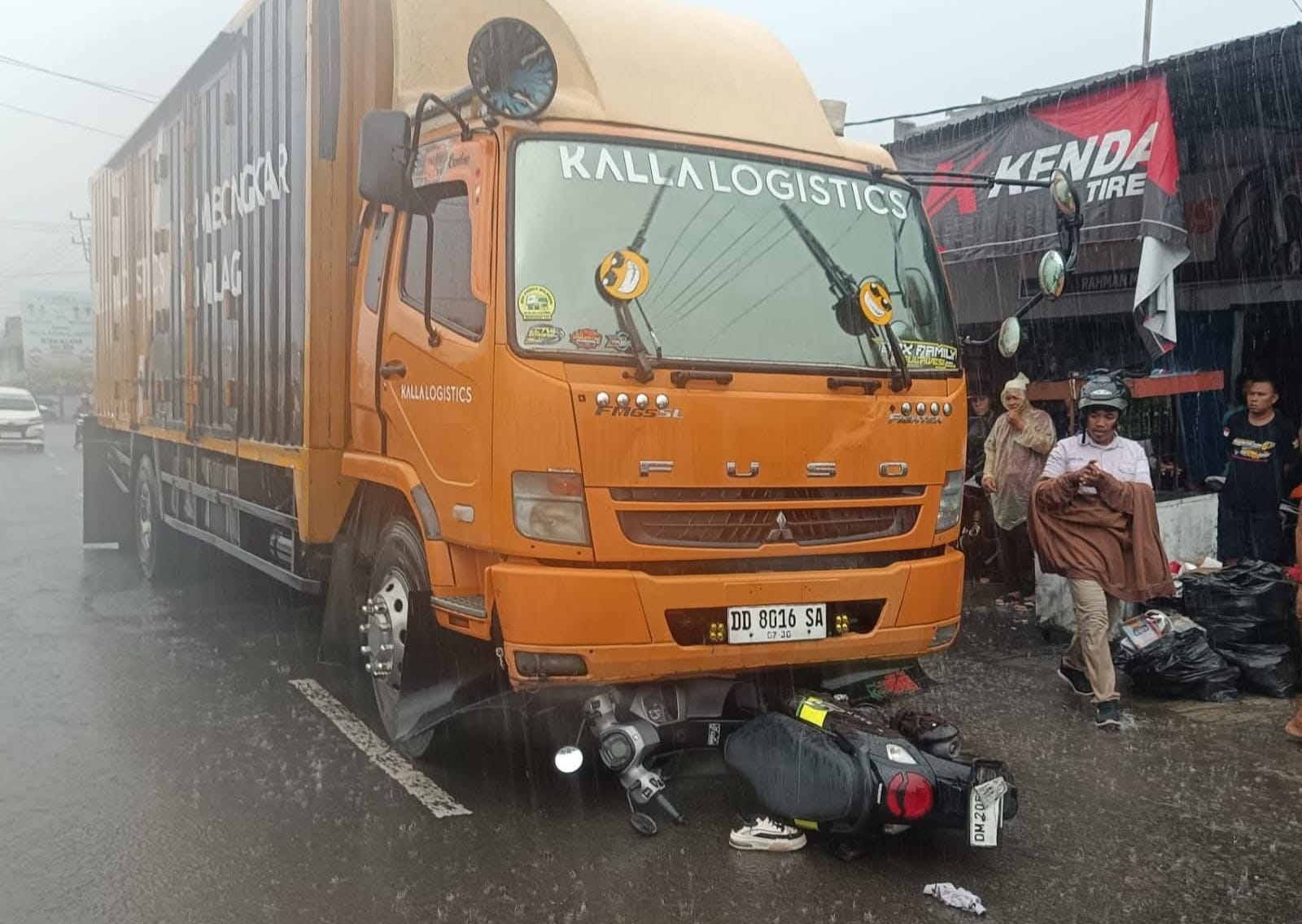 Kondisi Fuso yang melindas motor saat kecelakaan maut di Kecamatan Limboto Barat, sumber: Facebook