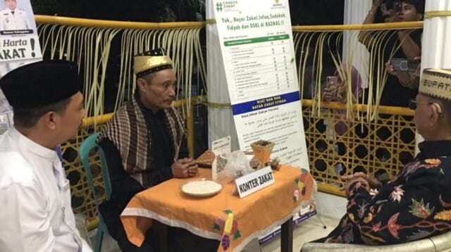 Bupati Ismet saat melakukan pembayaran zakat fitrah ke Baznas, foto/Istimewa