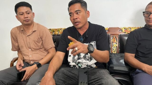 Perwakilan PT Alif Satya Perkasa (Tengah), Roy Dude didampingi tim hukum, Afandi Polapa dan Wisan Saipi saat menberikan keterangan, foto/aiimnews.com