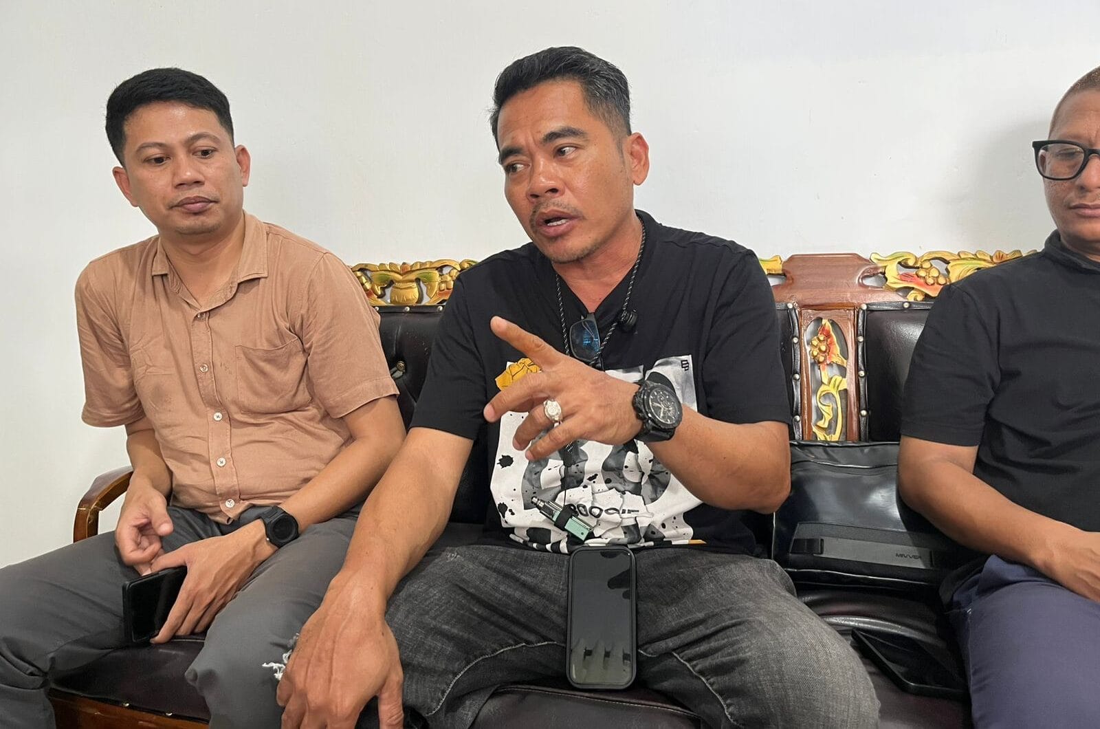 Perwakilan PT Alif Satya Perkasa (Tengah), Roy Dude didampingi tim hukum, Afandi Polapa dan Wisan Saipi saat menberikan keterangan, foto/aiimnews.com