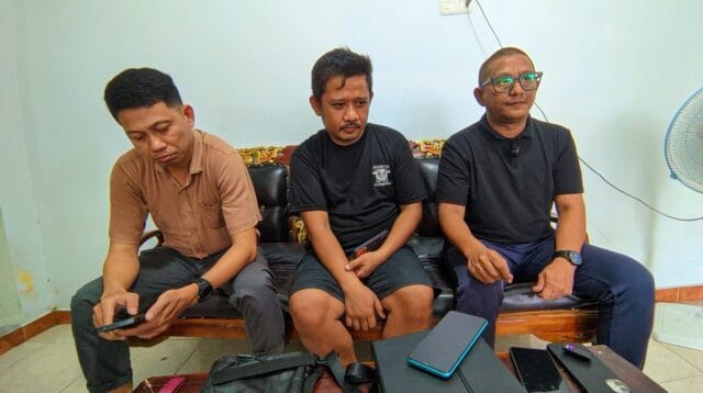 Tim Kuasa Hukum (Kiri dan Kanan) Afandi Polapa dan Wisan Saipi mendampingi Direktur PT Alif Setya Perkasa saat menyampaikan langkah hukum perusahaan, foto/aiimnews.com