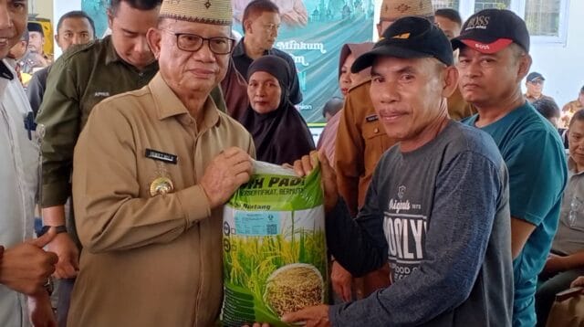 Bupati Ismet menyerahkan bantuan secara simbolis kepada kelompok tani, foto/Istimewa