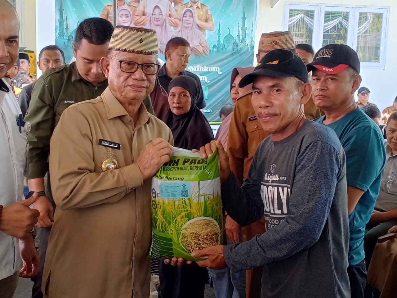 Bupati Ismet menyerahkan bantuan secara simbolis kepada kelompok tani, foto/Istimewa