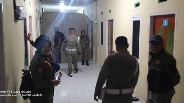 Petugas razia yang tengah melakukan operasi di kos-kosan yang ada di Kabupaten Gorontalo, foto/Istimewa