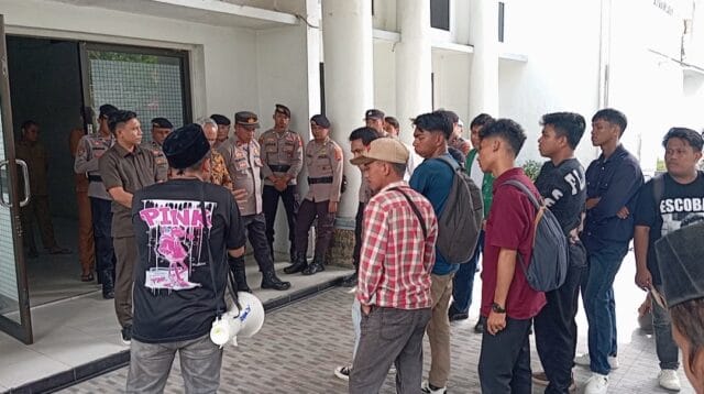 Demonstran soroti kasus dugaan skandal amoral oleh anggota DPRD Kabupaten Gorontalo, Rahmat Maku, foto/Istimewa