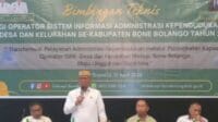 Bupati Ismet Mile membuka sekalian memberikan wejangan kepada peserta Bimtek SIAK, foto/Istimewa