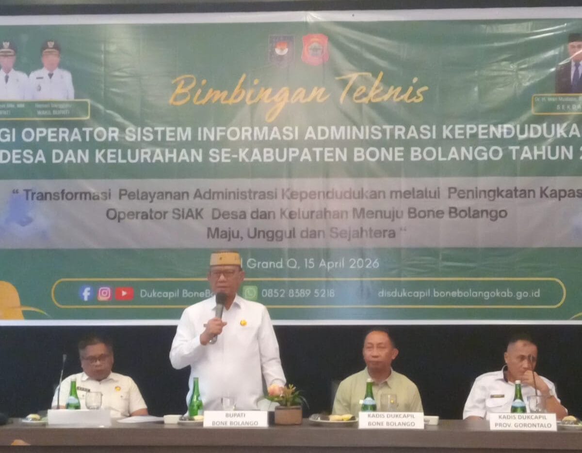 Bupati Ismet Mile membuka sekalian memberikan wejangan kepada peserta Bimtek SIAK, foto/Istimewa