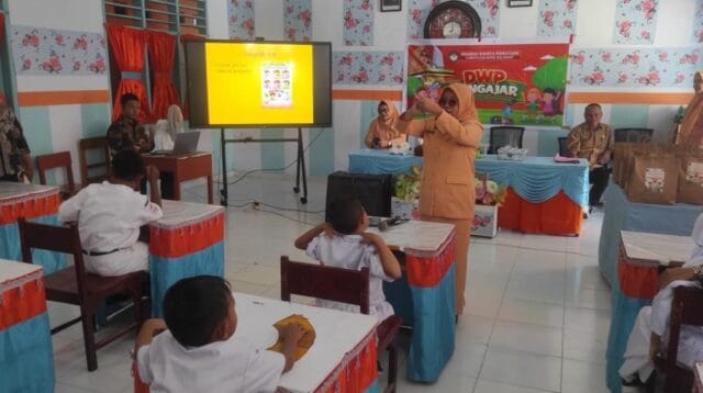 Ketua Dharma Wanita Persatuan (DWP) Kabupaten Bone Bolango, Nurliana Djafar Ibrahim saat mengajar pada peserta didik, foto/Istimewa