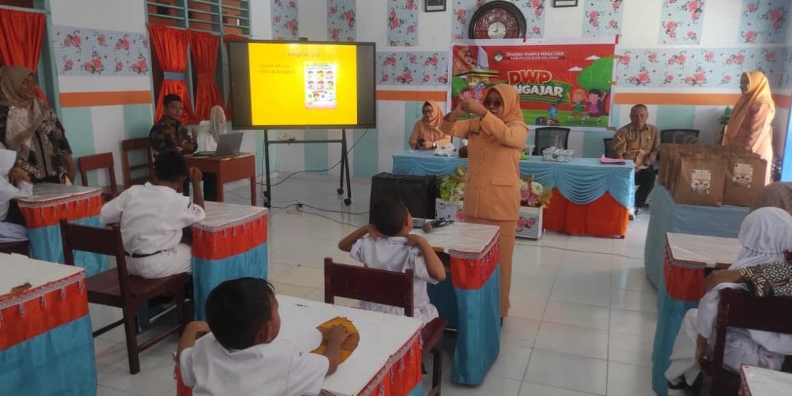 Ketua Dharma Wanita Persatuan (DWP) Kabupaten Bone Bolango, Nurliana Djafar Ibrahim saat mengajar pada peserta didik, foto/Istimewa