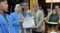 Sekda Iwan Mustapa menyerahkan voucher kepada pemenang lomba, foto/Istimewa