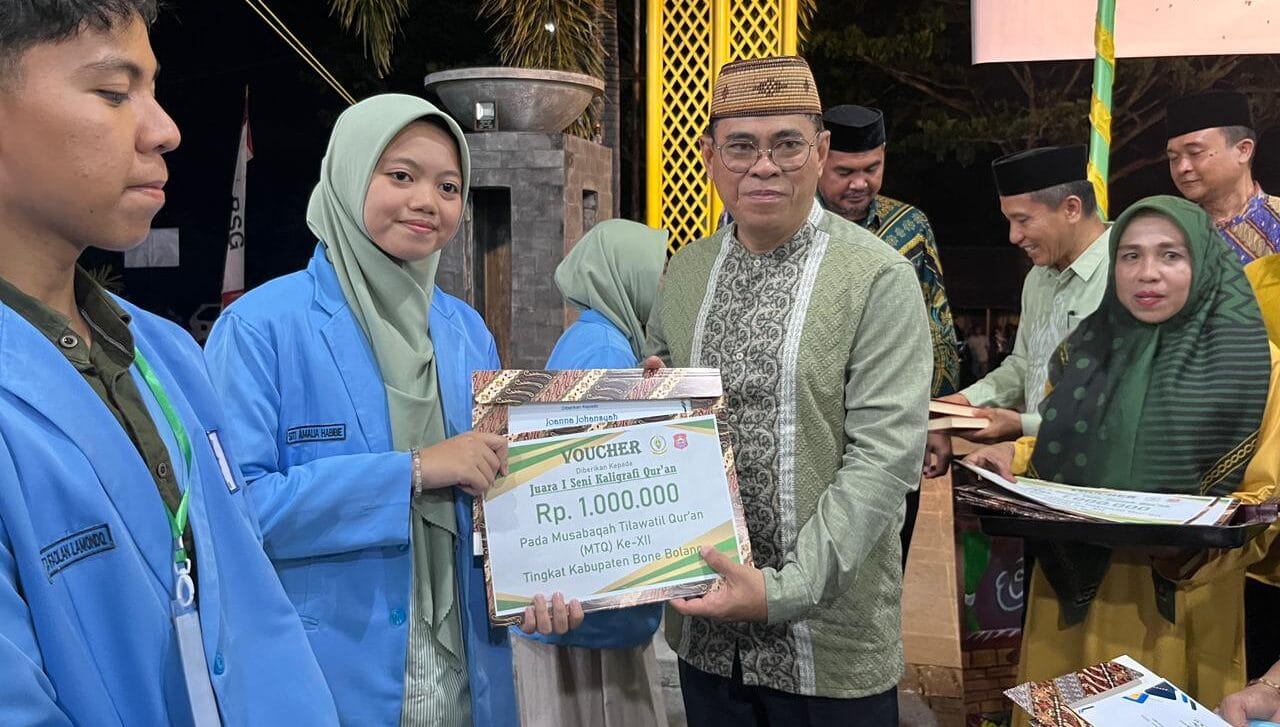 Sekda Iwan Mustapa menyerahkan voucher kepada pemenang lomba, foto/Istimewa