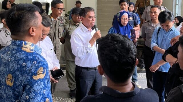 Sekda Iwan Mustapa saat menerima pendemo di Kantor Bupati Bone Bolango, foto/Istimewa