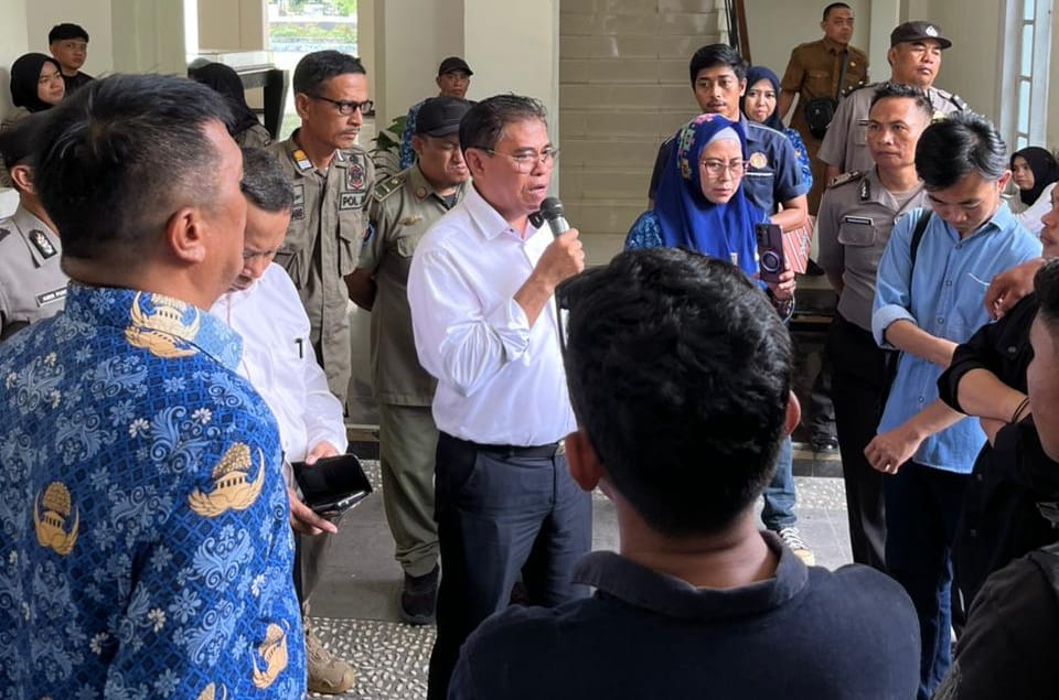 Sekda Iwan Mustapa saat menerima pendemo di Kantor Bupati Bone Bolango, foto/Istimewa