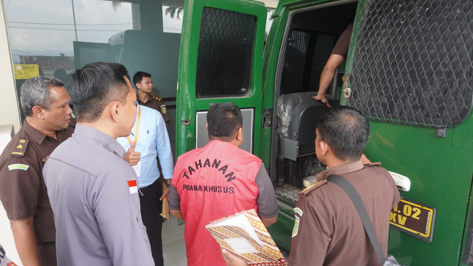 STA yang mengenakan rompi orange kerap menaiki mobil tahanan, foto/Istimewa