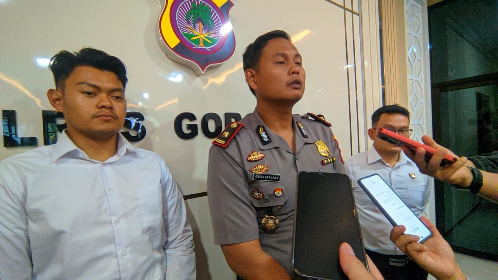 Waka Polres Gorontalo, Kompol Wanda Dhira Bernard saat diwawancarai oleh awak media terkait penyeludupan emas 1,3 kilogram, foto/aiimnews.com