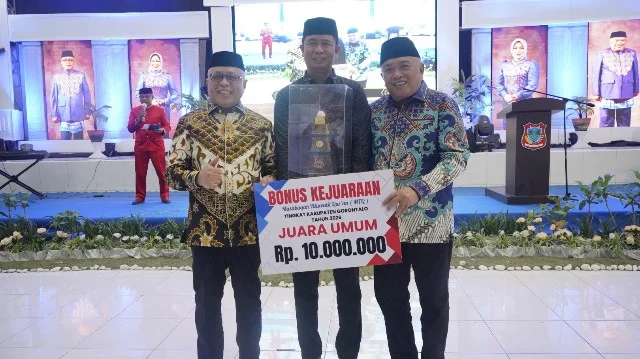 Penyerahan hadiah kepada pemenang lomba MTQ tingkat Kabupaten Gorontalo tahun 2026, foto/Istimewa