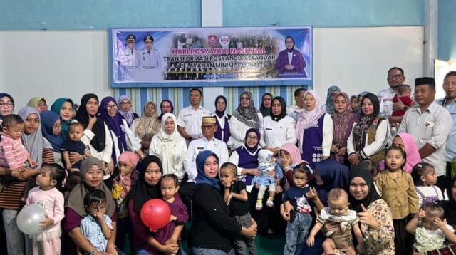 Bupati Ismet Mile hadir di tengah masyarakat yang kerap melaksanakan hari posyandu, foto/Istimewa
