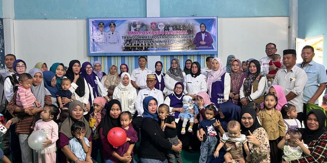 Bupati Ismet Mile hadir di tengah masyarakat yang kerap melaksanakan hari posyandu, foto/Istimewa