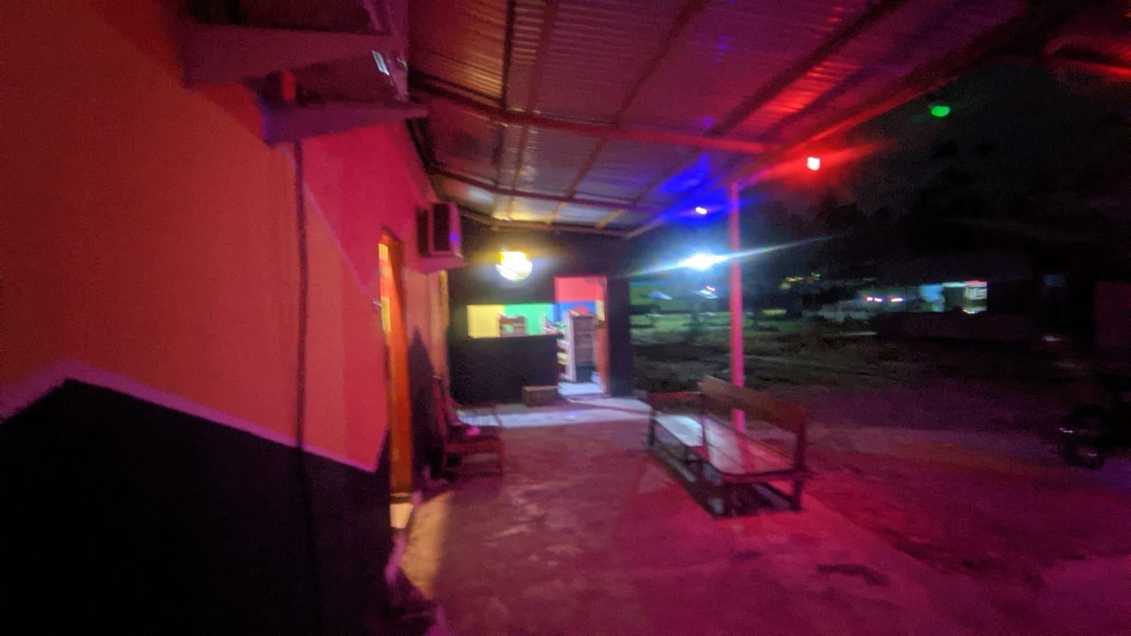 Salah satu tempat hiburan malam jenis karaoke yang diduga bebas beroperasi menjual minuman keras dan adanya perempuan malam, foto/aiimnews.com