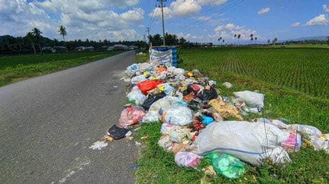 Kondisi tumpukan sampah yang ada di jalan alternatif desa Ombulo, Limboto Barat, foto/aiimnews.com
