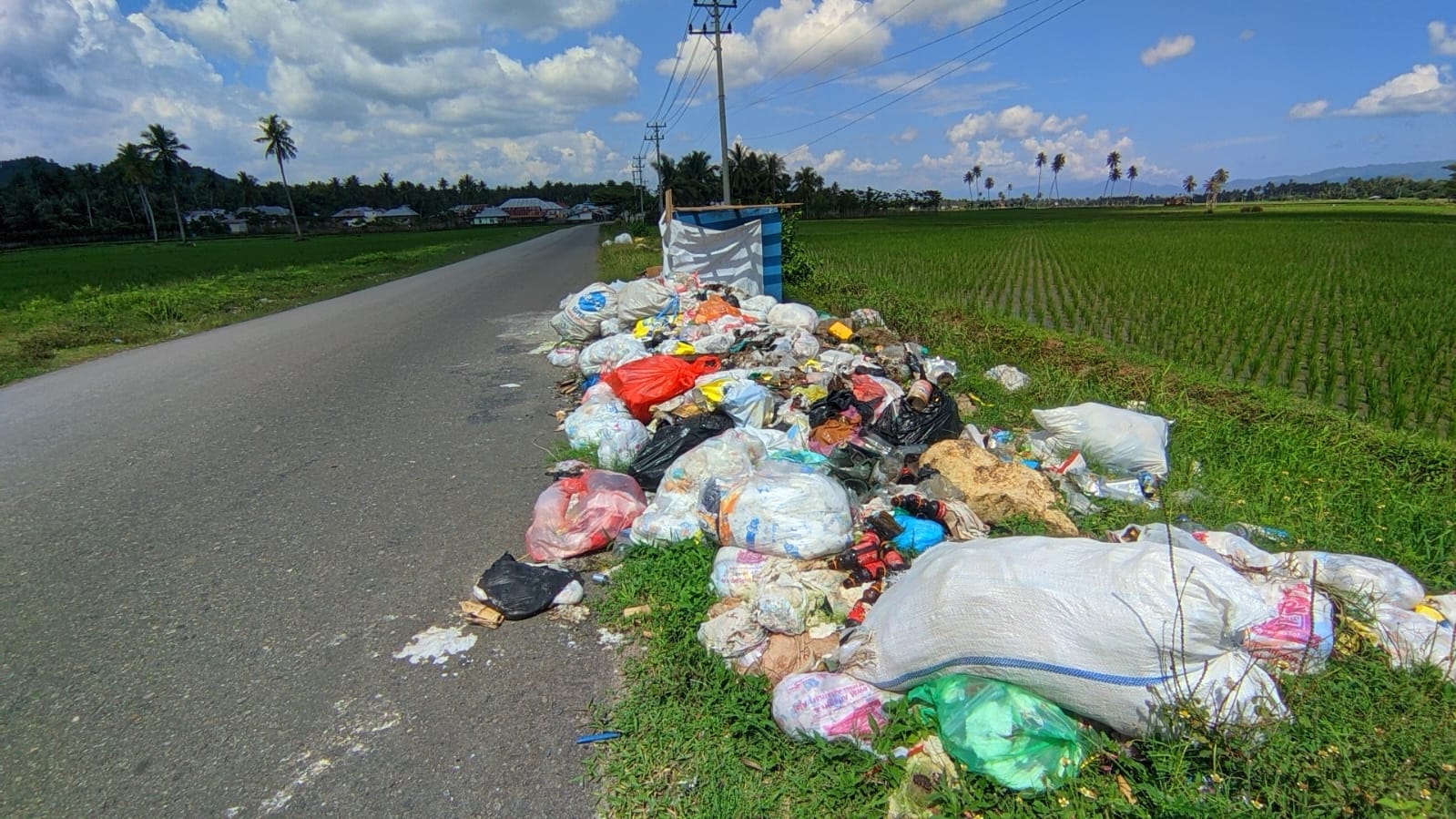 Kondisi tumpukan sampah yang ada di jalan alternatif desa Ombulo, Limboto Barat, foto/aiimnews.com