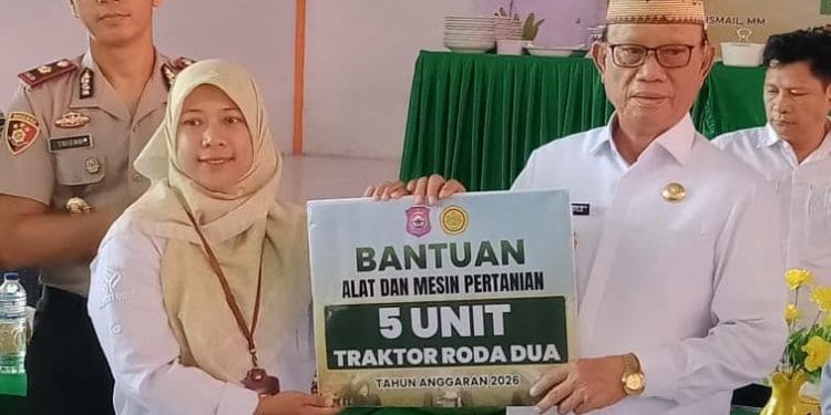 Bupati Ismet Mile menyerahkan bantuan alat pertanian, foto/Istimewa