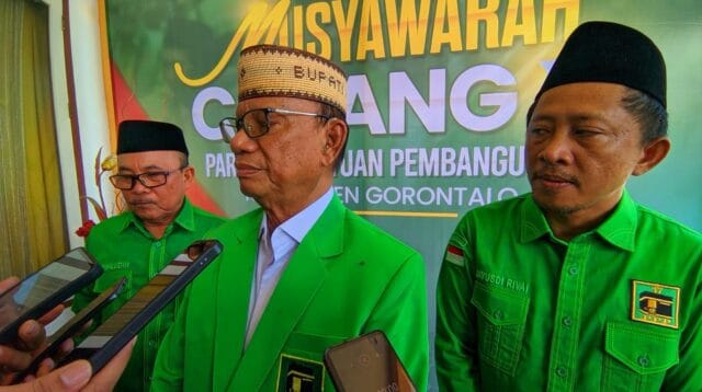 Ketua DPW PPP saat dimintai tanggapan terkait salah satu kadernya yang terjerat kasus dugaan korupsi oleh awak media, foto/aiimnews.com/Herman Abdullah
