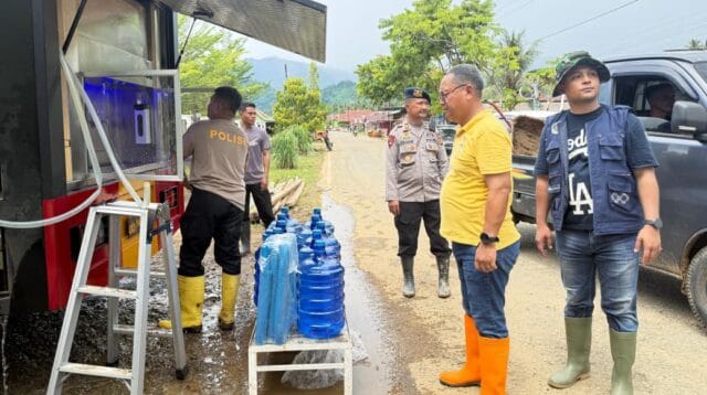 Mobil water treatment Brimob Gorontalo menyalurkan air bersih kepada warga Biau, foto: Brimob Gorontalo
