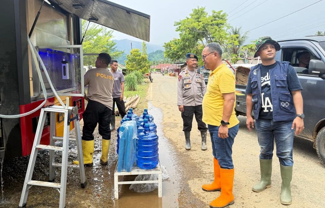 Mobil water treatment Brimob Gorontalo menyalurkan air bersih kepada warga Biau, foto: Brimob Gorontalo