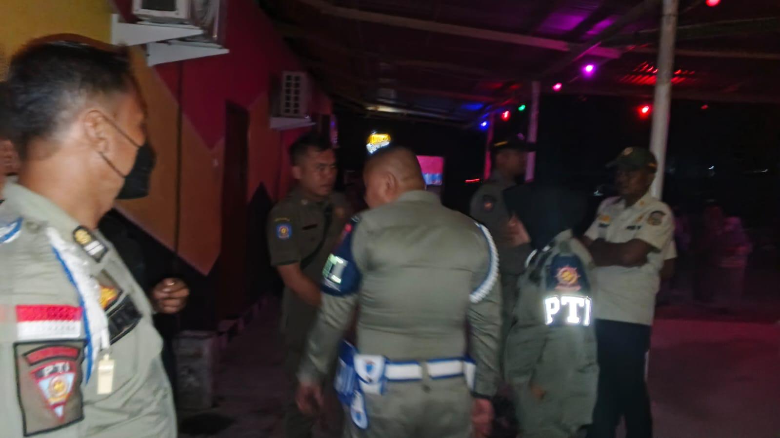 Tim gabungan yang tengah melakukan razia tempat hiburan malam di Kecamatan Limboto Barat, foto/Istimewa