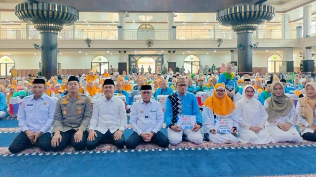 Pelepasan calon jemaah haji Kabupaten Gorontalo oleh Bupati Gorontalo, Sofyan Puhi, foto/Istimewa