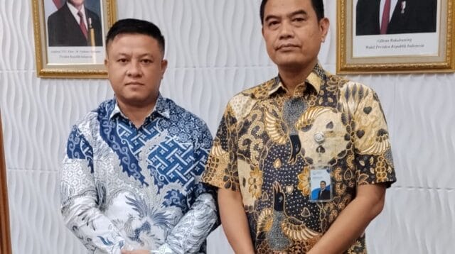 Ramli Hasan Mapo (kiri) bersama Sekretaris Direktorat Jenderal Perikanan, Kementerian Kelautan dan Perikanan RI, Ridwan Mulyana (kanan) usai bahas program strategis, foto/Istimewa