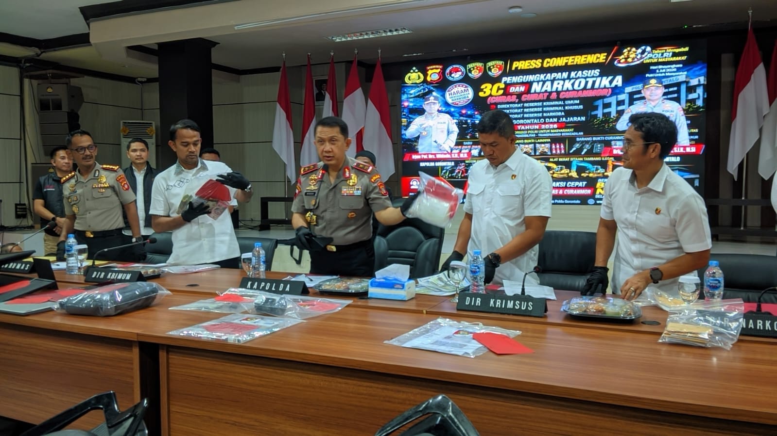 Kapolda Gorontalo, Irjen Pol. Widodo beserta jajaran memperlihatkan barang bukti sitaan dalam konferensi pers, foto/aiimnews.com