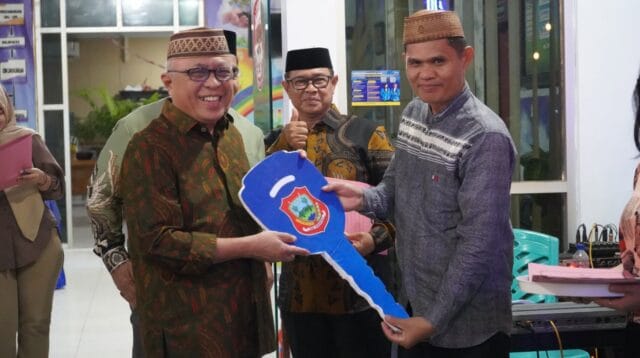 Bupati Gorontalo Sofyan Puhi menyerahkan secara simbolis penambahan armada kebersihan, foto/Kominfo Kabupaten Gorontalo