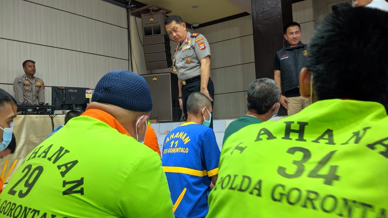 Kapolda Gorontalo, Irjen Pol. Widodo saat berbincang dengan para tahanan, foto/aiimnews.com