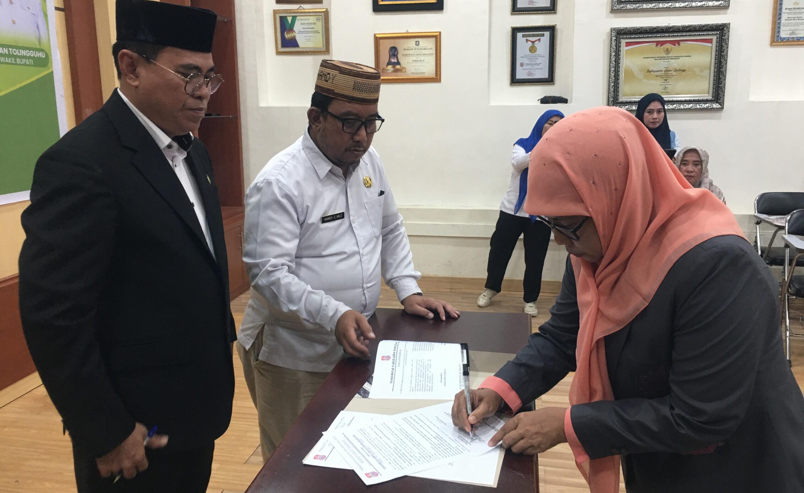 Sekda Iwan Mustapa tengah menyaksikan penandatanganan berkas pejabat baru, foto/Istimewa