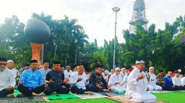 Pemerintah Kabupaten Gorontalo bersama masyarakat menggelar Shalat Istisqa di kawasan Taman Menara Limboto, foto/istimewa