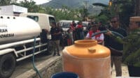 Bupati Ismet tengah berada di lokasi pembagian air bersih kepada warga, foto/istimewa