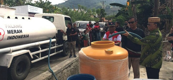 Bupati Ismet tengah berada di lokasi pembagian air bersih kepada warga, foto/istimewa