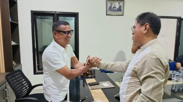 Anggota DPD RI, Syarif Mbuinga dan Sekda Bone-Bolango, Iwan Mustapa bersilaturahmi dikediaman Syarif, foto/Istimewa