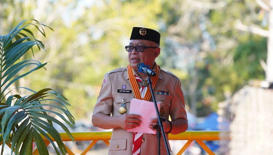 Bupati Gorontalo H. Sofyan Puhi selaku Ketua Kwartir Cabang (Kwarcab) Gerakan Pramuka Kabupaten Gorontalo saat Apel Besar Hari Gerakan Pramuka ke-65 tingkat Kabupaten Gorontalo di Bumi Perkemahan Bongohulawa, foto/istimewa