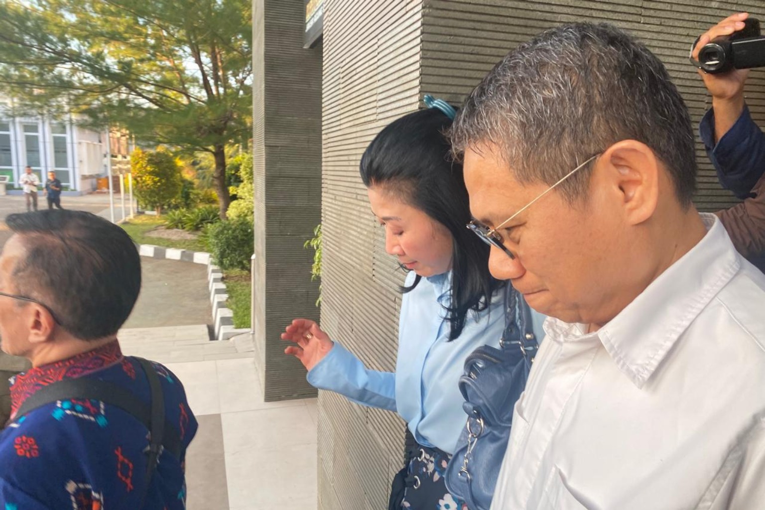 Eks Pj Gubernur, Hamka Hendra Noer keluar dari kantor Kejati Gorontalo, foto/Istimewa